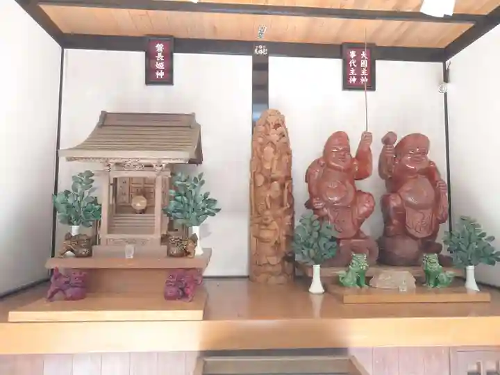 新屋山神社の末社・摂社