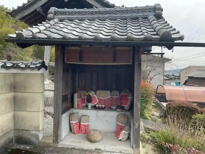法泉寺の{uncategorized: "未分類", other: "その他", undefined: "問題あり", building: "その他建物", grave: "お墓", sacred_gate: "鳥居", guardian: "狛犬", statue: "像", buddha: "仏像", history: "歴史", nature: "自然", garden: "庭園", animal: "動物", pagoda: "塔", temizu: "手水舎", mountain_gate: "山門・神門", sanctuary: "本殿・本堂", subordinate: "末社・摂社", art: "芸術", scenery: "景色", jizo: "地蔵", ema: "絵馬", goshuin: "御朱印", omikuji: "おみくじ", items: "授与品その他", amulet: "お守り", goshuincho: "御朱印帳", eats: "食事", festival: "お祭り", votive_dance: "神楽", shichigosan: "七五三参", wedding: "結婚式", experience: "体験その他", initially: "初詣", around: "周辺", anti_infection: "感染症対策"}