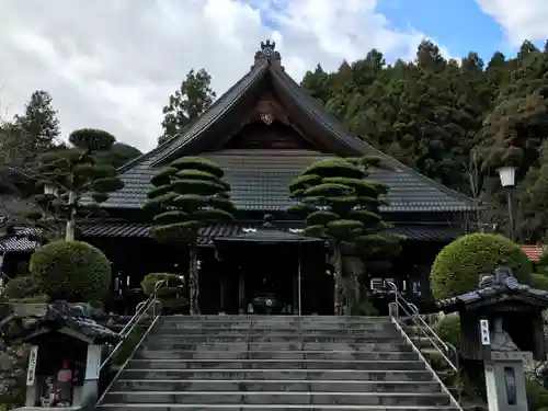 瑠璃光寺の本殿