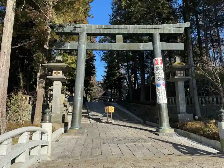 諏訪大社下社秋宮の{uncategorized: "未分類", other: "その他", undefined: "問題あり", building: "その他建物", grave: "お墓", sacred_gate: "鳥居", guardian: "狛犬", statue: "像", buddha: "仏像", history: "歴史", nature: "自然", garden: "庭園", animal: "動物", pagoda: "塔", temizu: "手水舎", mountain_gate: "山門・神門", sanctuary: "本殿・本堂", subordinate: "末社・摂社", art: "芸術", scenery: "景色", jizo: "地蔵", ema: "絵馬", goshuin: "御朱印", omikuji: "おみくじ", items: "授与品その他", amulet: "お守り", goshuincho: "御朱印帳", eats: "食事", festival: "お祭り", votive_dance: "神楽", shichigosan: "七五三参", wedding: "結婚式", experience: "体験その他", initially: "初詣", around: "周辺", anti_infection: "感染症対策"}