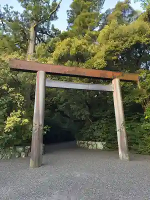 伊勢神宮外宮（豊受大神宮）の{uncategorized: "未分類", other: "その他", undefined: "問題あり", building: "その他建物", grave: "お墓", sacred_gate: "鳥居", guardian: "狛犬", statue: "像", buddha: "仏像", history: "歴史", nature: "自然", garden: "庭園", animal: "動物", pagoda: "塔", temizu: "手水舎", mountain_gate: "山門・神門", sanctuary: "本殿・本堂", subordinate: "末社・摂社", art: "芸術", scenery: "景色", jizo: "地蔵", ema: "絵馬", goshuin: "御朱印", omikuji: "おみくじ", items: "授与品その他", amulet: "お守り", goshuincho: "御朱印帳", eats: "食事", festival: "お祭り", votive_dance: "神楽", shichigosan: "七五三参", wedding: "結婚式", experience: "体験その他", initially: "初詣", around: "周辺", anti_infection: "感染症対策"}