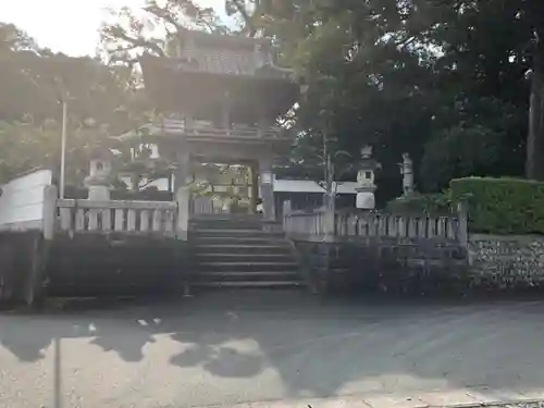 西光寺の山門