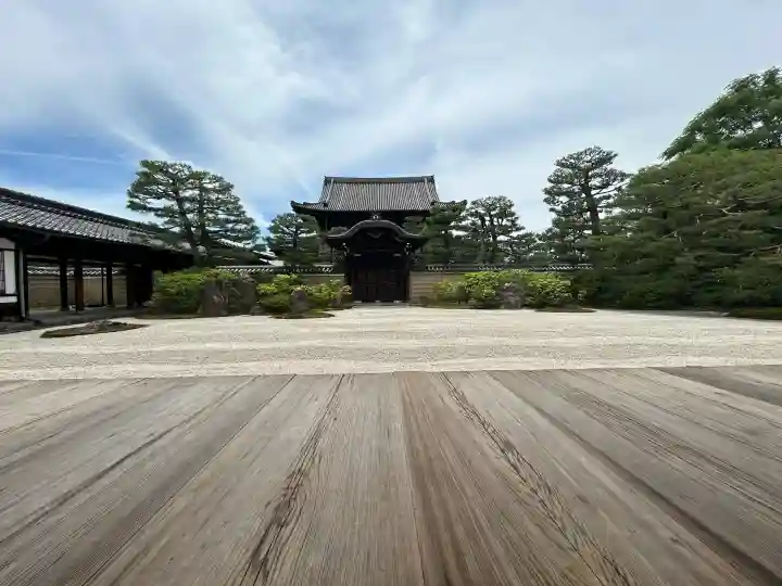 建仁寺(建仁禅寺)の{uncategorized: "未分類", other: "その他", undefined: "問題あり", building: "その他建物", grave: "お墓", sacred_gate: "鳥居", guardian: "狛犬", statue: "像", buddha: "仏像", history: "歴史", nature: "自然", garden: "庭園", animal: "動物", pagoda: "塔", temizu: "手水舎", mountain_gate: "山門・神門", sanctuary: "本殿・本堂", subordinate: "末社・摂社", art: "芸術", scenery: "景色", jizo: "地蔵", ema: "絵馬", goshuin: "御朱印", omikuji: "おみくじ", items: "授与品その他", amulet: "お守り", goshuincho: "御朱印帳", eats: "食事", festival: "お祭り", votive_dance: "神楽", shichigosan: "七五三参", wedding: "結婚式", experience: "体験その他", initially: "初詣", around: "周辺", anti_infection: "感染症対策"}