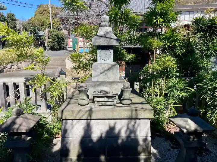 日輪寺の{uncategorized: "未分類", other: "その他", undefined: "問題あり", building: "その他建物", grave: "お墓", sacred_gate: "鳥居", guardian: "狛犬", statue: "像", buddha: "仏像", history: "歴史", nature: "自然", garden: "庭園", animal: "動物", pagoda: "塔", temizu: "手水舎", mountain_gate: "山門・神門", sanctuary: "本殿・本堂", subordinate: "末社・摂社", art: "芸術", scenery: "景色", jizo: "地蔵", ema: "絵馬", goshuin: "御朱印", omikuji: "おみくじ", items: "授与品その他", amulet: "お守り", goshuincho: "御朱印帳", eats: "食事", festival: "お祭り", votive_dance: "神楽", shichigosan: "七五三参", wedding: "結婚式", experience: "体験その他", initially: "初詣", around: "周辺", anti_infection: "感染症対策"}