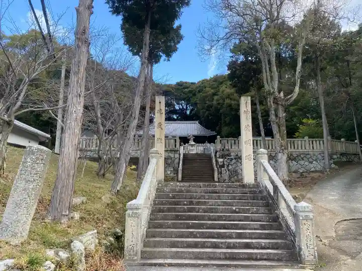 賀茂神社の{uncategorized: "未分類", other: "その他", undefined: "問題あり", building: "その他建物", grave: "お墓", sacred_gate: "鳥居", guardian: "狛犬", statue: "像", buddha: "仏像", history: "歴史", nature: "自然", garden: "庭園", animal: "動物", pagoda: "塔", temizu: "手水舎", mountain_gate: "山門・神門", sanctuary: "本殿・本堂", subordinate: "末社・摂社", art: "芸術", scenery: "景色", jizo: "地蔵", ema: "絵馬", goshuin: "御朱印", omikuji: "おみくじ", items: "授与品その他", amulet: "お守り", goshuincho: "御朱印帳", eats: "食事", festival: "お祭り", votive_dance: "神楽", shichigosan: "七五三参", wedding: "結婚式", experience: "体験その他", initially: "初詣", around: "周辺", anti_infection: "感染症対策"}