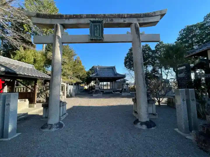 八幡神社の{uncategorized: "未分類", other: "その他", undefined: "問題あり", building: "その他建物", grave: "お墓", sacred_gate: "鳥居", guardian: "狛犬", statue: "像", buddha: "仏像", history: "歴史", nature: "自然", garden: "庭園", animal: "動物", pagoda: "塔", temizu: "手水舎", mountain_gate: "山門・神門", sanctuary: "本殿・本堂", subordinate: "末社・摂社", art: "芸術", scenery: "景色", jizo: "地蔵", ema: "絵馬", goshuin: "御朱印", omikuji: "おみくじ", items: "授与品その他", amulet: "お守り", goshuincho: "御朱印帳", eats: "食事", festival: "お祭り", votive_dance: "神楽", shichigosan: "七五三参", wedding: "結婚式", experience: "体験その他", initially: "初詣", around: "周辺", anti_infection: "感染症対策"}