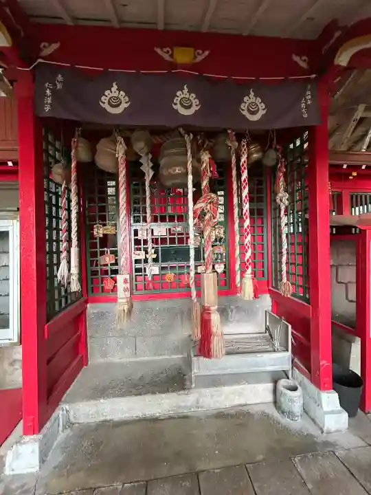 音次郎稲荷神社の{uncategorized: "未分類", other: "その他", undefined: "問題あり", building: "その他建物", grave: "お墓", sacred_gate: "鳥居", guardian: "狛犬", statue: "像", buddha: "仏像", history: "歴史", nature: "自然", garden: "庭園", animal: "動物", pagoda: "塔", temizu: "手水舎", mountain_gate: "山門・神門", sanctuary: "本殿・本堂", subordinate: "末社・摂社", art: "芸術", scenery: "景色", jizo: "地蔵", ema: "絵馬", goshuin: "御朱印", omikuji: "おみくじ", items: "授与品その他", amulet: "お守り", goshuincho: "御朱印帳", eats: "食事", festival: "お祭り", votive_dance: "神楽", shichigosan: "七五三参", wedding: "結婚式", experience: "体験その他", initially: "初詣", around: "周辺", anti_infection: "感染症対策"}