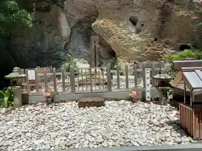 花窟神社の{uncategorized: "未分類", other: "その他", undefined: "問題あり", building: "その他建物", grave: "お墓", sacred_gate: "鳥居", guardian: "狛犬", statue: "像", buddha: "仏像", history: "歴史", nature: "自然", garden: "庭園", animal: "動物", pagoda: "塔", temizu: "手水舎", mountain_gate: "山門・神門", sanctuary: "本殿・本堂", subordinate: "末社・摂社", art: "芸術", scenery: "景色", jizo: "地蔵", ema: "絵馬", goshuin: "御朱印", omikuji: "おみくじ", items: "授与品その他", amulet: "お守り", goshuincho: "御朱印帳", eats: "食事", festival: "お祭り", votive_dance: "神楽", shichigosan: "七五三参", wedding: "結婚式", experience: "体験その他", initially: "初詣", around: "周辺", anti_infection: "感染症対策"}