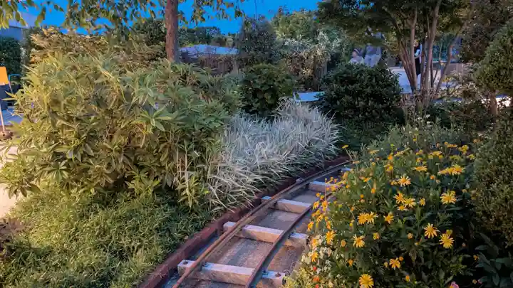 鉄道神社の庭園