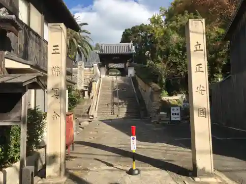 本蓮寺の山門