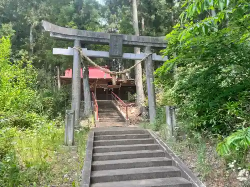 新山神社の{uncategorized: "未分類", other: "その他", undefined: "問題あり", building: "その他建物", grave: "お墓", sacred_gate: "鳥居", guardian: "狛犬", statue: "像", buddha: "仏像", history: "歴史", nature: "自然", garden: "庭園", animal: "動物", pagoda: "塔", temizu: "手水舎", mountain_gate: "山門・神門", sanctuary: "本殿・本堂", subordinate: "末社・摂社", art: "芸術", scenery: "景色", jizo: "地蔵", ema: "絵馬", goshuin: "御朱印", omikuji: "おみくじ", items: "授与品その他", amulet: "お守り", goshuincho: "御朱印帳", eats: "食事", festival: "お祭り", votive_dance: "神楽", shichigosan: "七五三参", wedding: "結婚式", experience: "体験その他", initially: "初詣", around: "周辺", anti_infection: "感染症対策"}