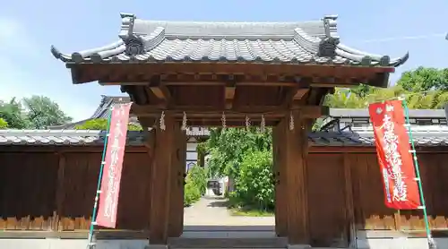 性蓮寺の山門