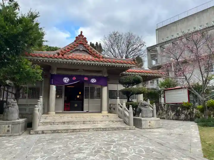 識名宮の{uncategorized: "未分類", other: "その他", undefined: "問題あり", building: "その他建物", grave: "お墓", sacred_gate: "鳥居", guardian: "狛犬", statue: "像", buddha: "仏像", history: "歴史", nature: "自然", garden: "庭園", animal: "動物", pagoda: "塔", temizu: "手水舎", mountain_gate: "山門・神門", sanctuary: "本殿・本堂", subordinate: "末社・摂社", art: "芸術", scenery: "景色", jizo: "地蔵", ema: "絵馬", goshuin: "御朱印", omikuji: "おみくじ", items: "授与品その他", amulet: "お守り", goshuincho: "御朱印帳", eats: "食事", festival: "お祭り", votive_dance: "神楽", shichigosan: "七五三参", wedding: "結婚式", experience: "体験その他", initially: "初詣", around: "周辺", anti_infection: "感染症対策"}