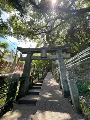 若宮稲荷神社の{uncategorized: "未分類", other: "その他", undefined: "問題あり", building: "その他建物", grave: "お墓", sacred_gate: "鳥居", guardian: "狛犬", statue: "像", buddha: "仏像", history: "歴史", nature: "自然", garden: "庭園", animal: "動物", pagoda: "塔", temizu: "手水舎", mountain_gate: "山門・神門", sanctuary: "本殿・本堂", subordinate: "末社・摂社", art: "芸術", scenery: "景色", jizo: "地蔵", ema: "絵馬", goshuin: "御朱印", omikuji: "おみくじ", items: "授与品その他", amulet: "お守り", goshuincho: "御朱印帳", eats: "食事", festival: "お祭り", votive_dance: "神楽", shichigosan: "七五三参", wedding: "結婚式", experience: "体験その他", initially: "初詣", around: "周辺", anti_infection: "感染症対策"}