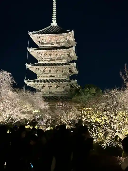 東寺(教王護国寺)の{uncategorized: "未分類", other: "その他", undefined: "問題あり", building: "その他建物", grave: "お墓", sacred_gate: "鳥居", guardian: "狛犬", statue: "像", buddha: "仏像", history: "歴史", nature: "自然", garden: "庭園", animal: "動物", pagoda: "塔", temizu: "手水舎", mountain_gate: "山門・神門", sanctuary: "本殿・本堂", subordinate: "末社・摂社", art: "芸術", scenery: "景色", jizo: "地蔵", ema: "絵馬", goshuin: "御朱印", omikuji: "おみくじ", items: "授与品その他", amulet: "お守り", goshuincho: "御朱印帳", eats: "食事", festival: "お祭り", votive_dance: "神楽", shichigosan: "七五三参", wedding: "結婚式", experience: "体験その他", initially: "初詣", around: "周辺", anti_infection: "感染症対策"}
