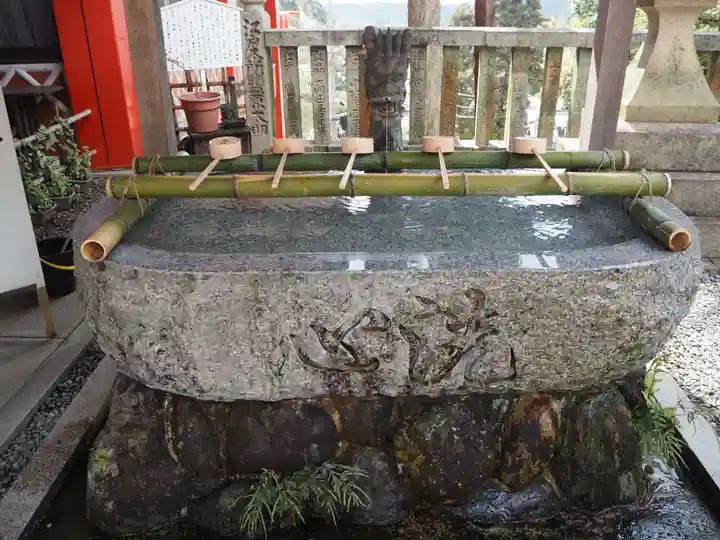 由加山 由加神社本宮の手水舎