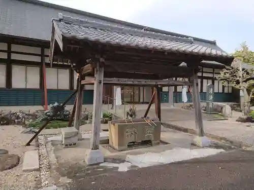 渭信寺の手水舎