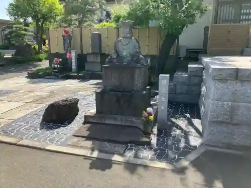 源心寺の{uncategorized: "未分類", other: "その他", undefined: "問題あり", building: "その他建物", grave: "お墓", sacred_gate: "鳥居", guardian: "狛犬", statue: "像", buddha: "仏像", history: "歴史", nature: "自然", garden: "庭園", animal: "動物", pagoda: "塔", temizu: "手水舎", mountain_gate: "山門・神門", sanctuary: "本殿・本堂", subordinate: "末社・摂社", art: "芸術", scenery: "景色", jizo: "地蔵", ema: "絵馬", goshuin: "御朱印", omikuji: "おみくじ", items: "授与品その他", amulet: "お守り", goshuincho: "御朱印帳", eats: "食事", festival: "お祭り", votive_dance: "神楽", shichigosan: "七五三参", wedding: "結婚式", experience: "体験その他", initially: "初詣", around: "周辺", anti_infection: "感染症対策"}