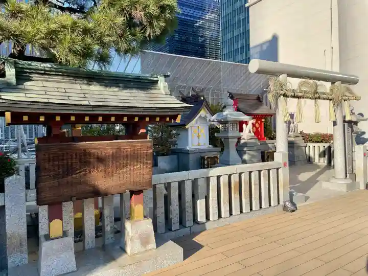 三囲神社(三圍神社)日本橋摂社の{uncategorized: "未分類", other: "その他", undefined: "問題あり", building: "その他建物", grave: "お墓", sacred_gate: "鳥居", guardian: "狛犬", statue: "像", buddha: "仏像", history: "歴史", nature: "自然", garden: "庭園", animal: "動物", pagoda: "塔", temizu: "手水舎", mountain_gate: "山門・神門", sanctuary: "本殿・本堂", subordinate: "末社・摂社", art: "芸術", scenery: "景色", jizo: "地蔵", ema: "絵馬", goshuin: "御朱印", omikuji: "おみくじ", items: "授与品その他", amulet: "お守り", goshuincho: "御朱印帳", eats: "食事", festival: "お祭り", votive_dance: "神楽", shichigosan: "七五三参", wedding: "結婚式", experience: "体験その他", initially: "初詣", around: "周辺", anti_infection: "感染症対策"}