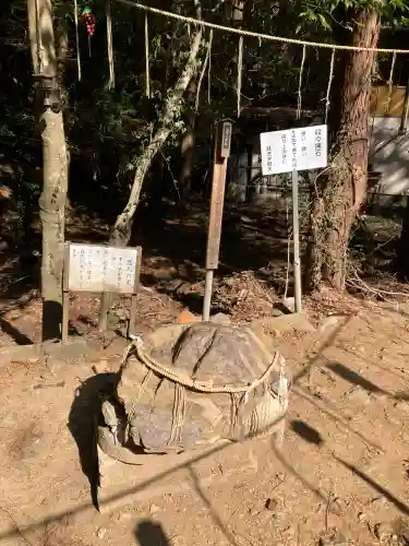 窟神社の{uncategorized: "未分類", other: "その他", undefined: "問題あり", building: "その他建物", grave: "お墓", sacred_gate: "鳥居", guardian: "狛犬", statue: "像", buddha: "仏像", history: "歴史", nature: "自然", garden: "庭園", animal: "動物", pagoda: "塔", temizu: "手水舎", mountain_gate: "山門・神門", sanctuary: "本殿・本堂", subordinate: "末社・摂社", art: "芸術", scenery: "景色", jizo: "地蔵", ema: "絵馬", goshuin: "御朱印", omikuji: "おみくじ", items: "授与品その他", amulet: "お守り", goshuincho: "御朱印帳", eats: "食事", festival: "お祭り", votive_dance: "神楽", shichigosan: "七五三参", wedding: "結婚式", experience: "体験その他", initially: "初詣", around: "周辺", anti_infection: "感染症対策"}
