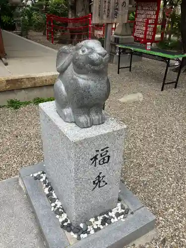 三輪神社の像