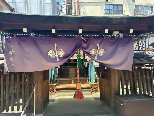 朱雀松尾總神社（松尾大社朱雀御旅所）の{uncategorized: "未分類", other: "その他", undefined: "問題あり", building: "その他建物", grave: "お墓", sacred_gate: "鳥居", guardian: "狛犬", statue: "像", buddha: "仏像", history: "歴史", nature: "自然", garden: "庭園", animal: "動物", pagoda: "塔", temizu: "手水舎", mountain_gate: "山門・神門", sanctuary: "本殿・本堂", subordinate: "末社・摂社", art: "芸術", scenery: "景色", jizo: "地蔵", ema: "絵馬", goshuin: "御朱印", omikuji: "おみくじ", items: "授与品その他", amulet: "お守り", goshuincho: "御朱印帳", eats: "食事", festival: "お祭り", votive_dance: "神楽", shichigosan: "七五三参", wedding: "結婚式", experience: "体験その他", initially: "初詣", around: "周辺", anti_infection: "感染症対策"}