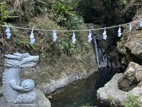 速川神社の{uncategorized: "未分類", other: "その他", undefined: "問題あり", building: "その他建物", grave: "お墓", sacred_gate: "鳥居", guardian: "狛犬", statue: "像", buddha: "仏像", history: "歴史", nature: "自然", garden: "庭園", animal: "動物", pagoda: "塔", temizu: "手水舎", mountain_gate: "山門・神門", sanctuary: "本殿・本堂", subordinate: "末社・摂社", art: "芸術", scenery: "景色", jizo: "地蔵", ema: "絵馬", goshuin: "御朱印", omikuji: "おみくじ", items: "授与品その他", amulet: "お守り", goshuincho: "御朱印帳", eats: "食事", festival: "お祭り", votive_dance: "神楽", shichigosan: "七五三参", wedding: "結婚式", experience: "体験その他", initially: "初詣", around: "周辺", anti_infection: "感染症対策"}