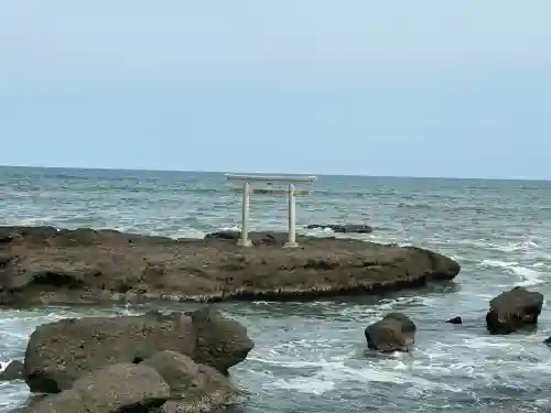 大洗磯前神社の{uncategorized: "未分類", other: "その他", undefined: "問題あり", building: "その他建物", grave: "お墓", sacred_gate: "鳥居", guardian: "狛犬", statue: "像", buddha: "仏像", history: "歴史", nature: "自然", garden: "庭園", animal: "動物", pagoda: "塔", temizu: "手水舎", mountain_gate: "山門・神門", sanctuary: "本殿・本堂", subordinate: "末社・摂社", art: "芸術", scenery: "景色", jizo: "地蔵", ema: "絵馬", goshuin: "御朱印", omikuji: "おみくじ", items: "授与品その他", amulet: "お守り", goshuincho: "御朱印帳", eats: "食事", festival: "お祭り", votive_dance: "神楽", shichigosan: "七五三参", wedding: "結婚式", experience: "体験その他", initially: "初詣", around: "周辺", anti_infection: "感染症対策"}