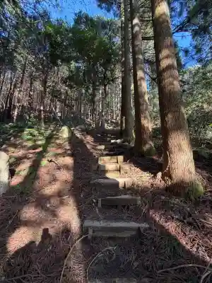 須我神社奥宮の{uncategorized: "未分類", other: "その他", undefined: "問題あり", building: "その他建物", grave: "お墓", sacred_gate: "鳥居", guardian: "狛犬", statue: "像", buddha: "仏像", history: "歴史", nature: "自然", garden: "庭園", animal: "動物", pagoda: "塔", temizu: "手水舎", mountain_gate: "山門・神門", sanctuary: "本殿・本堂", subordinate: "末社・摂社", art: "芸術", scenery: "景色", jizo: "地蔵", ema: "絵馬", goshuin: "御朱印", omikuji: "おみくじ", items: "授与品その他", amulet: "お守り", goshuincho: "御朱印帳", eats: "食事", festival: "お祭り", votive_dance: "神楽", shichigosan: "七五三参", wedding: "結婚式", experience: "体験その他", initially: "初詣", around: "周辺", anti_infection: "感染症対策"}