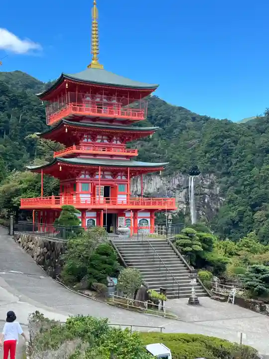 熊野那智大社の{uncategorized: "未分類", other: "その他", undefined: "問題あり", building: "その他建物", grave: "お墓", sacred_gate: "鳥居", guardian: "狛犬", statue: "像", buddha: "仏像", history: "歴史", nature: "自然", garden: "庭園", animal: "動物", pagoda: "塔", temizu: "手水舎", mountain_gate: "山門・神門", sanctuary: "本殿・本堂", subordinate: "末社・摂社", art: "芸術", scenery: "景色", jizo: "地蔵", ema: "絵馬", goshuin: "御朱印", omikuji: "おみくじ", items: "授与品その他", amulet: "お守り", goshuincho: "御朱印帳", eats: "食事", festival: "お祭り", votive_dance: "神楽", shichigosan: "七五三参", wedding: "結婚式", experience: "体験その他", initially: "初詣", around: "周辺", anti_infection: "感染症対策"}