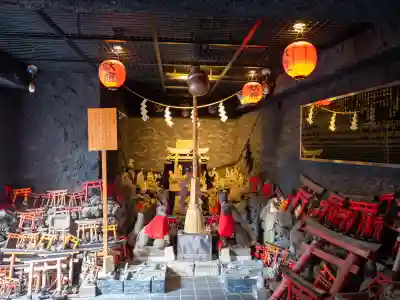 東京羽田 穴守稲荷神社の{uncategorized: "未分類", other: "その他", undefined: "問題あり", building: "その他建物", grave: "お墓", sacred_gate: "鳥居", guardian: "狛犬", statue: "像", buddha: "仏像", history: "歴史", nature: "自然", garden: "庭園", animal: "動物", pagoda: "塔", temizu: "手水舎", mountain_gate: "山門・神門", sanctuary: "本殿・本堂", subordinate: "末社・摂社", art: "芸術", scenery: "景色", jizo: "地蔵", ema: "絵馬", goshuin: "御朱印", omikuji: "おみくじ", items: "授与品その他", amulet: "お守り", goshuincho: "御朱印帳", eats: "食事", festival: "お祭り", votive_dance: "神楽", shichigosan: "七五三参", wedding: "結婚式", experience: "体験その他", initially: "初詣", around: "周辺", anti_infection: "感染症対策"}