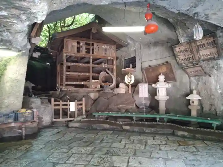 銭洗弁財天宇賀福神社(神奈川県)