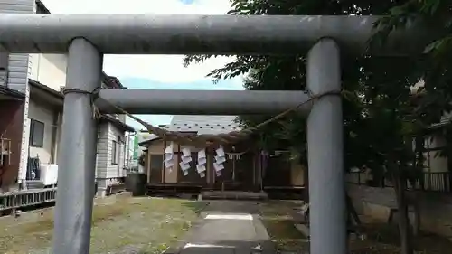 尾萬稲荷神社の鳥居