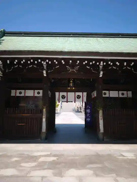 蜂穴神社(石清尾八幡宮末社)の{uncategorized: "未分類", other: "その他", undefined: "問題あり", building: "その他建物", grave: "お墓", sacred_gate: "鳥居", guardian: "狛犬", statue: "像", buddha: "仏像", history: "歴史", nature: "自然", garden: "庭園", animal: "動物", pagoda: "塔", temizu: "手水舎", mountain_gate: "山門・神門", sanctuary: "本殿・本堂", subordinate: "末社・摂社", art: "芸術", scenery: "景色", jizo: "地蔵", ema: "絵馬", goshuin: "御朱印", omikuji: "おみくじ", items: "授与品その他", amulet: "お守り", goshuincho: "御朱印帳", eats: "食事", festival: "お祭り", votive_dance: "神楽", shichigosan: "七五三参", wedding: "結婚式", experience: "体験その他", initially: "初詣", around: "周辺", anti_infection: "感染症対策"}