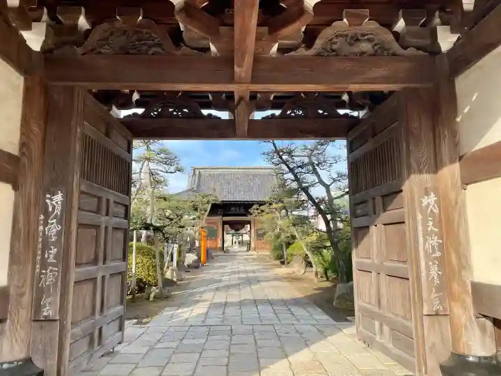 萬満寺の{uncategorized: "未分類", other: "その他", undefined: "問題あり", building: "その他建物", grave: "お墓", sacred_gate: "鳥居", guardian: "狛犬", statue: "像", buddha: "仏像", history: "歴史", nature: "自然", garden: "庭園", animal: "動物", pagoda: "塔", temizu: "手水舎", mountain_gate: "山門・神門", sanctuary: "本殿・本堂", subordinate: "末社・摂社", art: "芸術", scenery: "景色", jizo: "地蔵", ema: "絵馬", goshuin: "御朱印", omikuji: "おみくじ", items: "授与品その他", amulet: "お守り", goshuincho: "御朱印帳", eats: "食事", festival: "お祭り", votive_dance: "神楽", shichigosan: "七五三参", wedding: "結婚式", experience: "体験その他", initially: "初詣", around: "周辺", anti_infection: "感染症対策"}