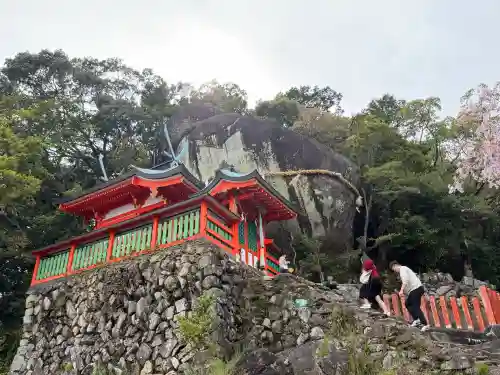 神倉神社（熊野速玉大社摂社）の{uncategorized: "未分類", other: "その他", undefined: "問題あり", building: "その他建物", grave: "お墓", sacred_gate: "鳥居", guardian: "狛犬", statue: "像", buddha: "仏像", history: "歴史", nature: "自然", garden: "庭園", animal: "動物", pagoda: "塔", temizu: "手水舎", mountain_gate: "山門・神門", sanctuary: "本殿・本堂", subordinate: "末社・摂社", art: "芸術", scenery: "景色", jizo: "地蔵", ema: "絵馬", goshuin: "御朱印", omikuji: "おみくじ", items: "授与品その他", amulet: "お守り", goshuincho: "御朱印帳", eats: "食事", festival: "お祭り", votive_dance: "神楽", shichigosan: "七五三参", wedding: "結婚式", experience: "体験その他", initially: "初詣", around: "周辺", anti_infection: "感染症対策"}