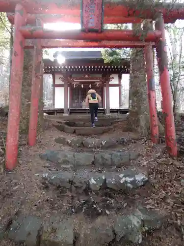 稲荷社（忍野八海　出口池）の本殿・本堂