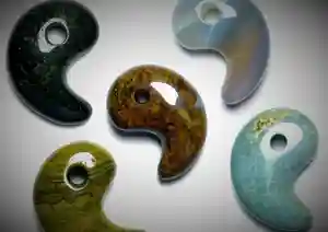 青森県指定伝統工芸品である「錦石(にしきいし)」を使った勾玉のお守りを奉製いたしました。
このお守りの勾玉は、小田桐錦石研究所の職人さんが一つひとつ手作業で作っています。
一つひとつ大きさや模様が異なります。同じものは二つとないので、ぜひあなただけの勾玉を見つけてください。
初穂料:1体 3,000円
詳細は下記ページよりご覧ください。
https://utojinja.amebaownd.com/posts/22509710