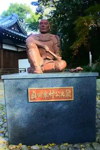 安居神社の像