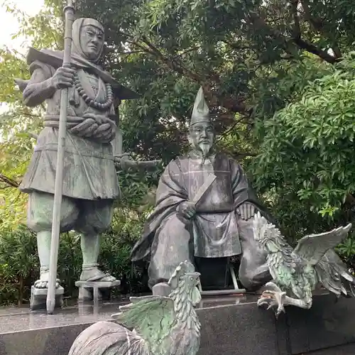 闘鶏神社の像