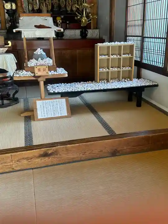 温泉寺の{uncategorized: "未分類", other: "その他", undefined: "問題あり", building: "その他建物", grave: "お墓", sacred_gate: "鳥居", guardian: "狛犬", statue: "像", buddha: "仏像", history: "歴史", nature: "自然", garden: "庭園", animal: "動物", pagoda: "塔", temizu: "手水舎", mountain_gate: "山門・神門", sanctuary: "本殿・本堂", subordinate: "末社・摂社", art: "芸術", scenery: "景色", jizo: "地蔵", ema: "絵馬", goshuin: "御朱印", omikuji: "おみくじ", items: "授与品その他", amulet: "お守り", goshuincho: "御朱印帳", eats: "食事", festival: "お祭り", votive_dance: "神楽", shichigosan: "七五三参", wedding: "結婚式", experience: "体験その他", initially: "初詣", around: "周辺", anti_infection: "感染症対策"}