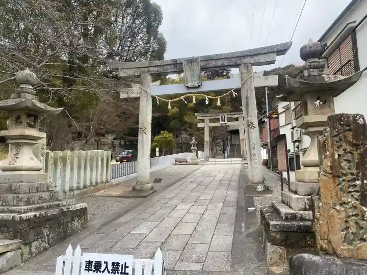 粒坐天照神社の{uncategorized: "未分類", other: "その他", undefined: "問題あり", building: "その他建物", grave: "お墓", sacred_gate: "鳥居", guardian: "狛犬", statue: "像", buddha: "仏像", history: "歴史", nature: "自然", garden: "庭園", animal: "動物", pagoda: "塔", temizu: "手水舎", mountain_gate: "山門・神門", sanctuary: "本殿・本堂", subordinate: "末社・摂社", art: "芸術", scenery: "景色", jizo: "地蔵", ema: "絵馬", goshuin: "御朱印", omikuji: "おみくじ", items: "授与品その他", amulet: "お守り", goshuincho: "御朱印帳", eats: "食事", festival: "お祭り", votive_dance: "神楽", shichigosan: "七五三参", wedding: "結婚式", experience: "体験その他", initially: "初詣", around: "周辺", anti_infection: "感染症対策"}
