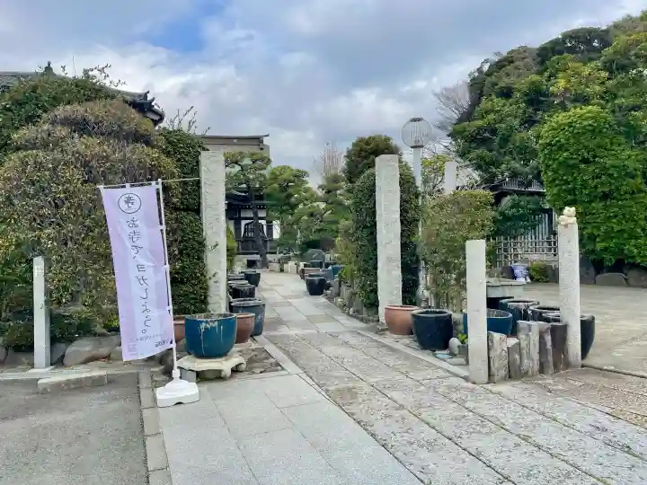 日蓮宗龍口山本龍寺の{uncategorized: "未分類", other: "その他", undefined: "問題あり", building: "その他建物", grave: "お墓", sacred_gate: "鳥居", guardian: "狛犬", statue: "像", buddha: "仏像", history: "歴史", nature: "自然", garden: "庭園", animal: "動物", pagoda: "塔", temizu: "手水舎", mountain_gate: "山門・神門", sanctuary: "本殿・本堂", subordinate: "末社・摂社", art: "芸術", scenery: "景色", jizo: "地蔵", ema: "絵馬", goshuin: "御朱印", omikuji: "おみくじ", items: "授与品その他", amulet: "お守り", goshuincho: "御朱印帳", eats: "食事", festival: "お祭り", votive_dance: "神楽", shichigosan: "七五三参", wedding: "結婚式", experience: "体験その他", initially: "初詣", around: "周辺", anti_infection: "感染症対策"}