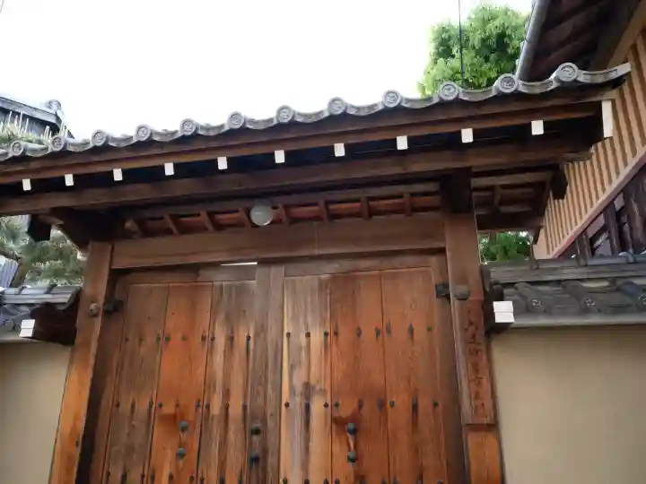 六道珍皇寺の{uncategorized: "未分類", other: "その他", undefined: "問題あり", building: "その他建物", grave: "お墓", sacred_gate: "鳥居", guardian: "狛犬", statue: "像", buddha: "仏像", history: "歴史", nature: "自然", garden: "庭園", animal: "動物", pagoda: "塔", temizu: "手水舎", mountain_gate: "山門・神門", sanctuary: "本殿・本堂", subordinate: "末社・摂社", art: "芸術", scenery: "景色", jizo: "地蔵", ema: "絵馬", goshuin: "御朱印", omikuji: "おみくじ", items: "授与品その他", amulet: "お守り", goshuincho: "御朱印帳", eats: "食事", festival: "お祭り", votive_dance: "神楽", shichigosan: "七五三参", wedding: "結婚式", experience: "体験その他", initially: "初詣", around: "周辺", anti_infection: "感染症対策"}