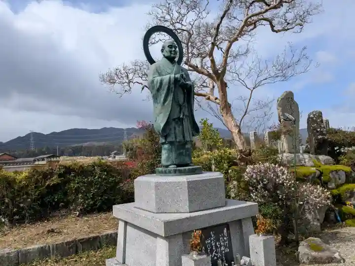 最澄院西願寺の{uncategorized: "未分類", other: "その他", undefined: "問題あり", building: "その他建物", grave: "お墓", sacred_gate: "鳥居", guardian: "狛犬", statue: "像", buddha: "仏像", history: "歴史", nature: "自然", garden: "庭園", animal: "動物", pagoda: "塔", temizu: "手水舎", mountain_gate: "山門・神門", sanctuary: "本殿・本堂", subordinate: "末社・摂社", art: "芸術", scenery: "景色", jizo: "地蔵", ema: "絵馬", goshuin: "御朱印", omikuji: "おみくじ", items: "授与品その他", amulet: "お守り", goshuincho: "御朱印帳", eats: "食事", festival: "お祭り", votive_dance: "神楽", shichigosan: "七五三参", wedding: "結婚式", experience: "体験その他", initially: "初詣", around: "周辺", anti_infection: "感染症対策"}