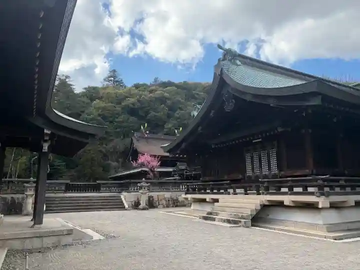 吉備津彦神社の{uncategorized: "未分類", other: "その他", undefined: "問題あり", building: "その他建物", grave: "お墓", sacred_gate: "鳥居", guardian: "狛犬", statue: "像", buddha: "仏像", history: "歴史", nature: "自然", garden: "庭園", animal: "動物", pagoda: "塔", temizu: "手水舎", mountain_gate: "山門・神門", sanctuary: "本殿・本堂", subordinate: "末社・摂社", art: "芸術", scenery: "景色", jizo: "地蔵", ema: "絵馬", goshuin: "御朱印", omikuji: "おみくじ", items: "授与品その他", amulet: "お守り", goshuincho: "御朱印帳", eats: "食事", festival: "お祭り", votive_dance: "神楽", shichigosan: "七五三参", wedding: "結婚式", experience: "体験その他", initially: "初詣", around: "周辺", anti_infection: "感染症対策"}