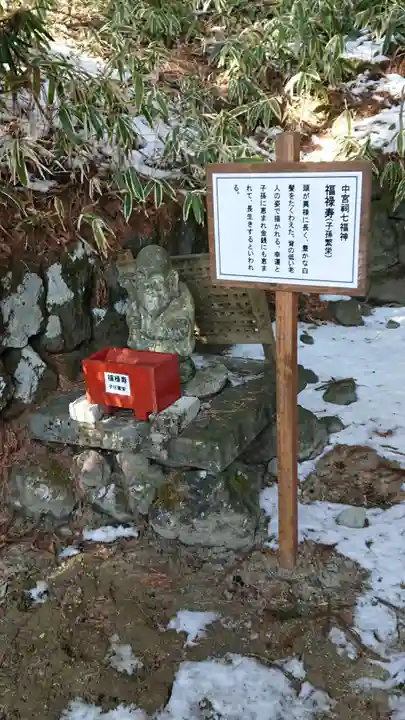 日光二荒山神社中宮祠の像