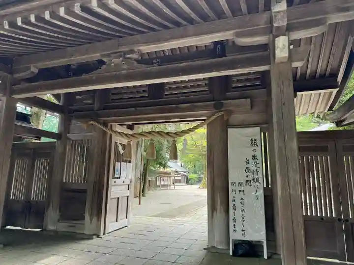 雄山神社前立社壇の山門・神門