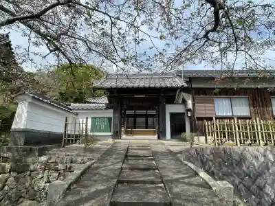 法興寺の{uncategorized: "未分類", other: "その他", undefined: "問題あり", building: "その他建物", grave: "お墓", sacred_gate: "鳥居", guardian: "狛犬", statue: "像", buddha: "仏像", history: "歴史", nature: "自然", garden: "庭園", animal: "動物", pagoda: "塔", temizu: "手水舎", mountain_gate: "山門・神門", sanctuary: "本殿・本堂", subordinate: "末社・摂社", art: "芸術", scenery: "景色", jizo: "地蔵", ema: "絵馬", goshuin: "御朱印", omikuji: "おみくじ", items: "授与品その他", amulet: "お守り", goshuincho: "御朱印帳", eats: "食事", festival: "お祭り", votive_dance: "神楽", shichigosan: "七五三参", wedding: "結婚式", experience: "体験その他", initially: "初詣", around: "周辺", anti_infection: "感染症対策"}