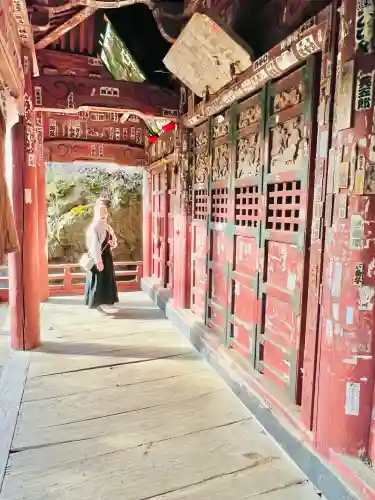 岩井堂（圓融寺境外観音堂）の{uncategorized: "未分類", other: "その他", undefined: "問題あり", building: "その他建物", grave: "お墓", sacred_gate: "鳥居", guardian: "狛犬", statue: "像", buddha: "仏像", history: "歴史", nature: "自然", garden: "庭園", animal: "動物", pagoda: "塔", temizu: "手水舎", mountain_gate: "山門・神門", sanctuary: "本殿・本堂", subordinate: "末社・摂社", art: "芸術", scenery: "景色", jizo: "地蔵", ema: "絵馬", goshuin: "御朱印", omikuji: "おみくじ", items: "授与品その他", amulet: "お守り", goshuincho: "御朱印帳", eats: "食事", festival: "お祭り", votive_dance: "神楽", shichigosan: "七五三参", wedding: "結婚式", experience: "体験その他", initially: "初詣", around: "周辺", anti_infection: "感染症対策"}